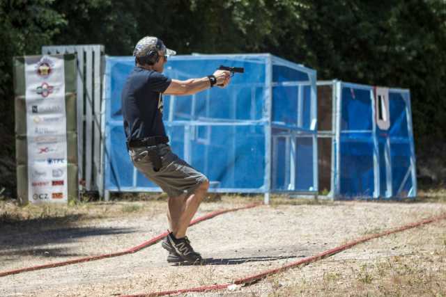 Bitonto, in un'ex cava si pratica il "tiro dinamico": �Non basta saper sparare, serve velocit�